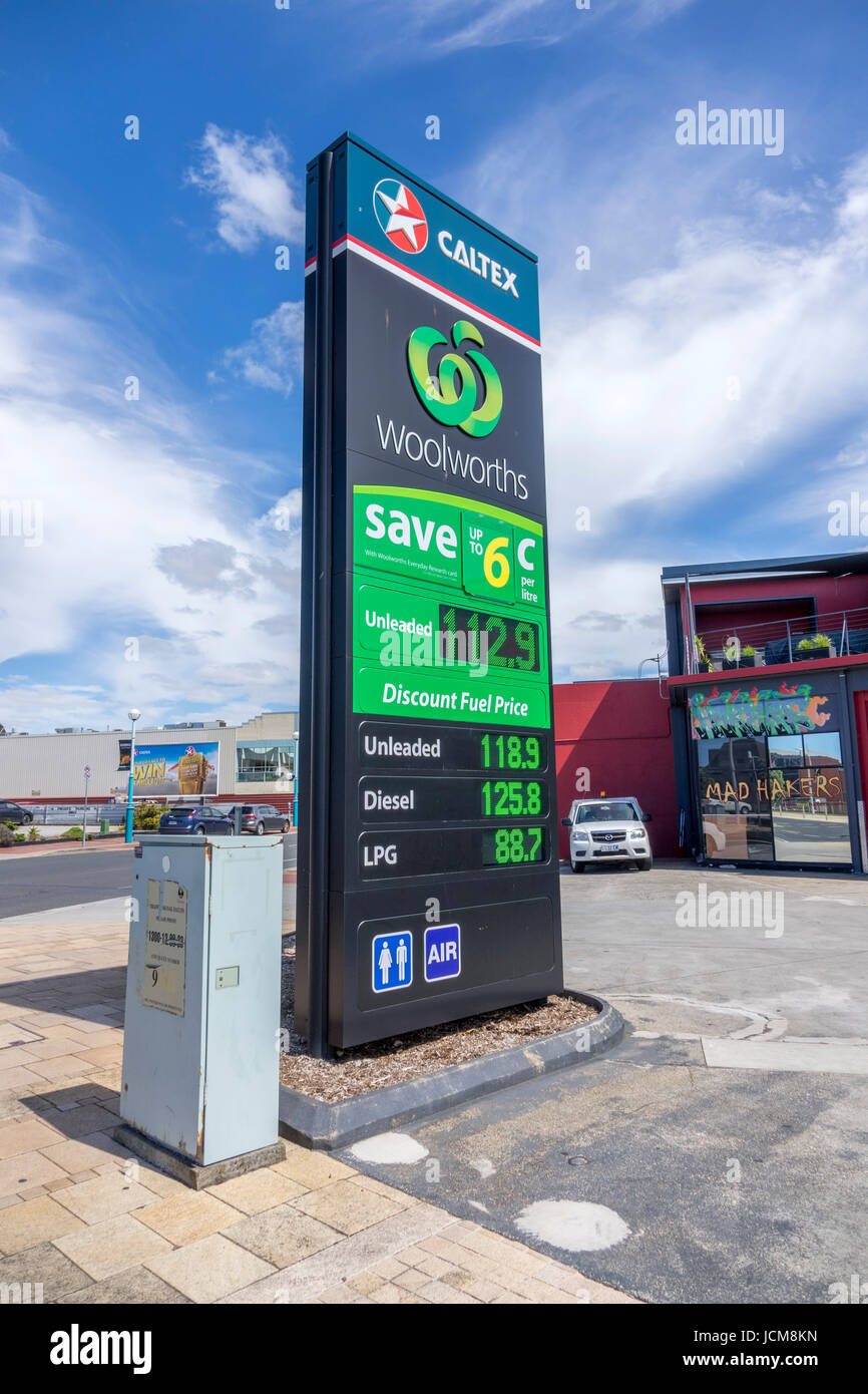 Caltex Tankstelle Benzin Gas Service mit einen Woolworth Supermarkt, Burnie Tasmanien Preise sind November 2016 Stockfoto