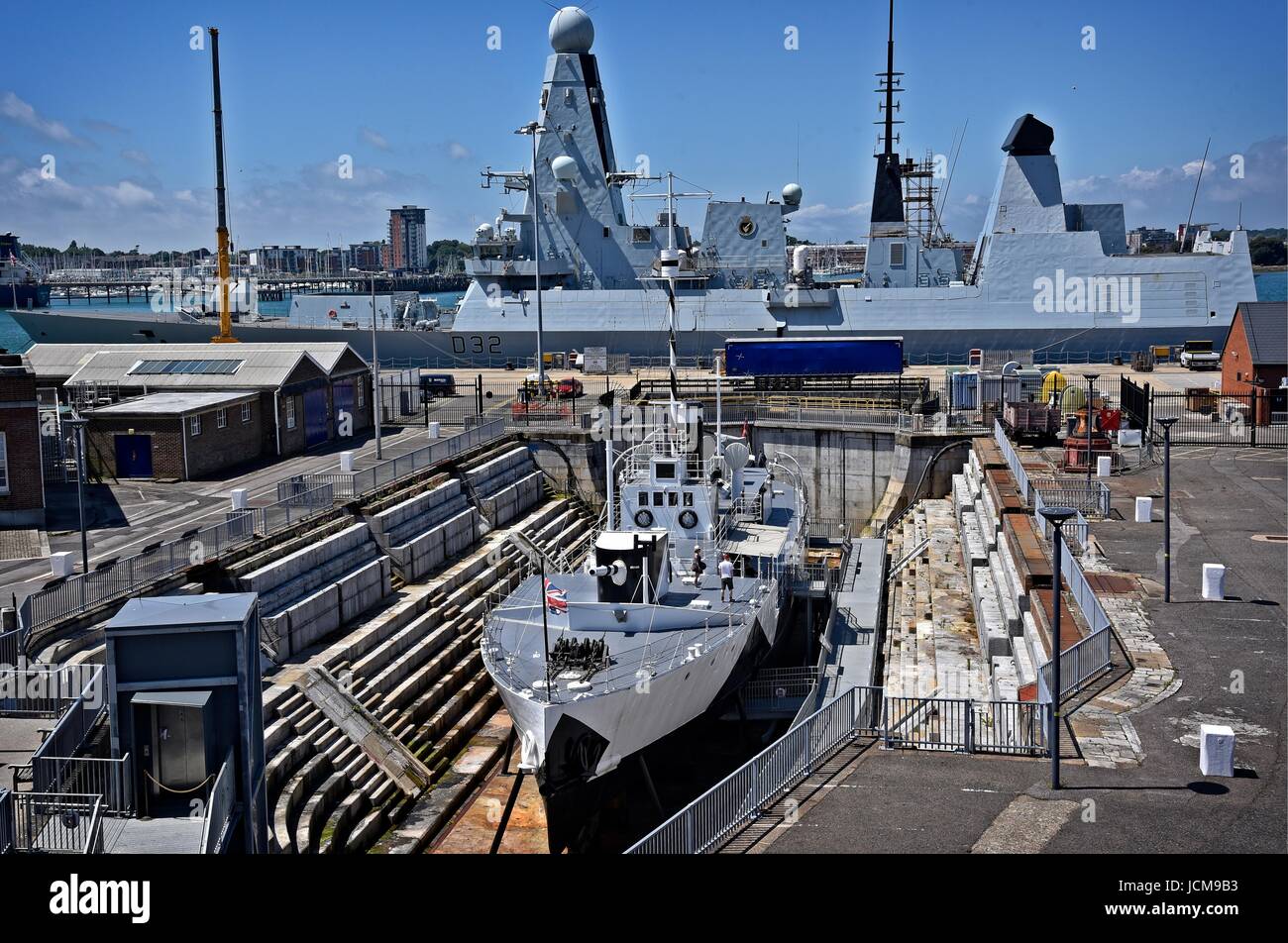Portsmouth Historic Dockyard Hampshire UK HMS M33 ein Monitor M29-Klasse der Royal Navy im Jahre 1915 erbaut. Letzte Überlebende von Gallipoli. Ersten Weltkrieg Stockfoto