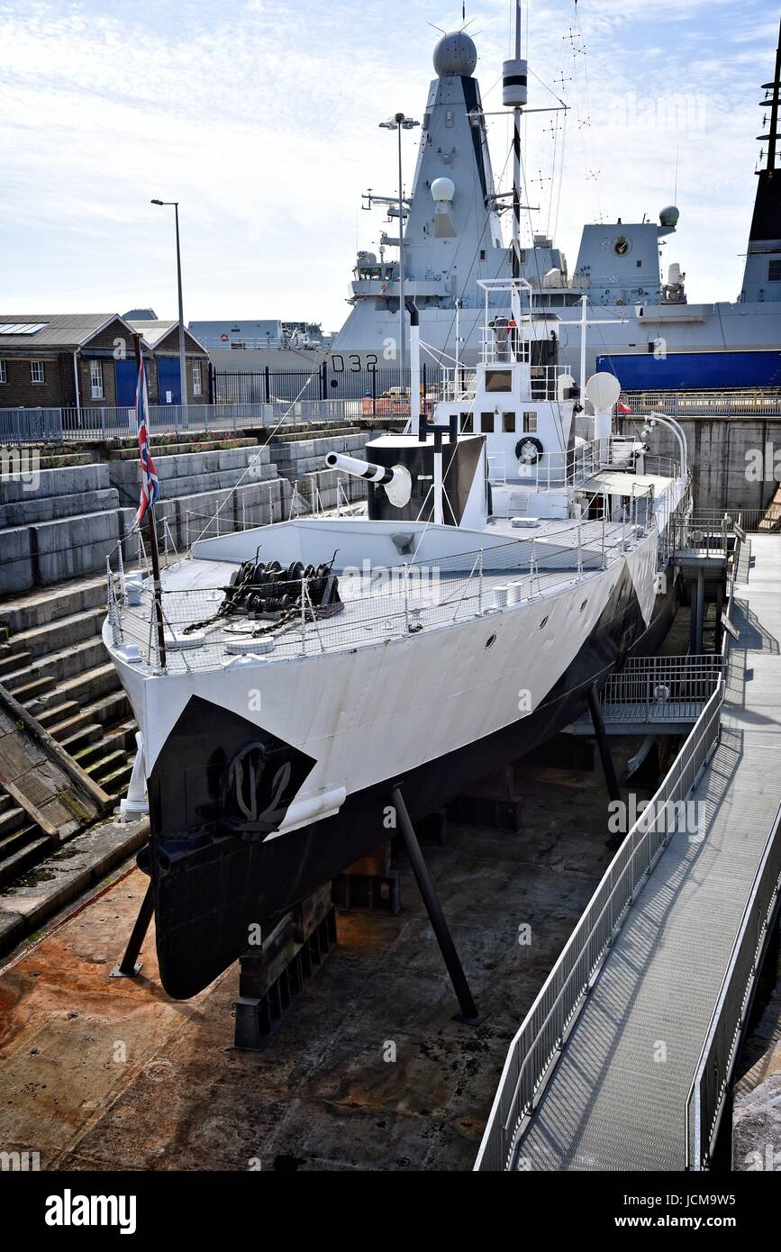 Portsmouth Historic Dockyard Hampshire UK HMS M33 ein Monitor M29-Klasse der Royal Navy im Jahre 1915 erbaut. Letzte Überlebende von Gallipoli. Ersten Weltkrieg Stockfoto