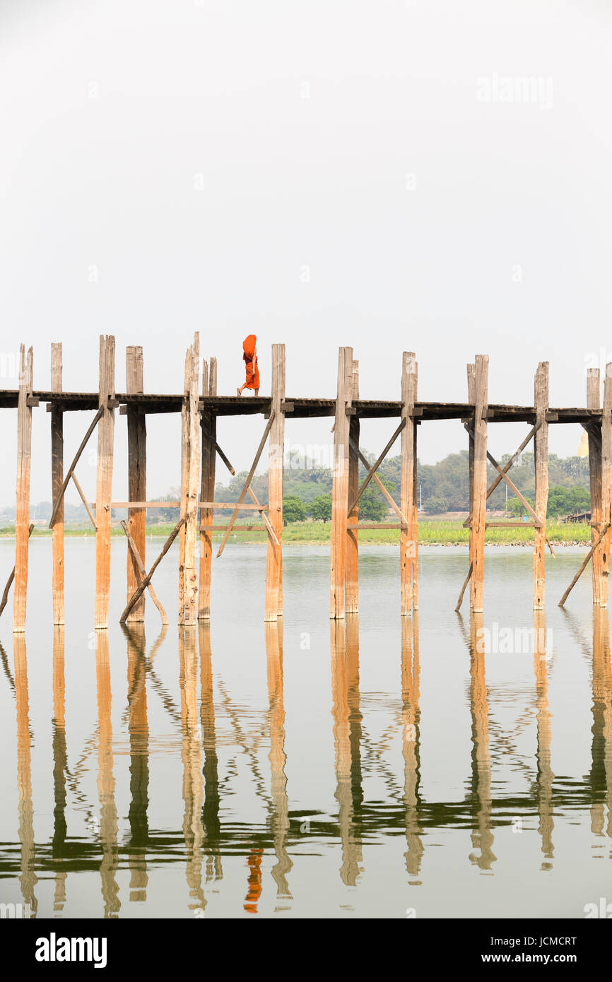 Mönch Kreuzung U Bein Brücke, Amarapura Taungmyo See, Region Mandalay, Myanmar Stockfoto