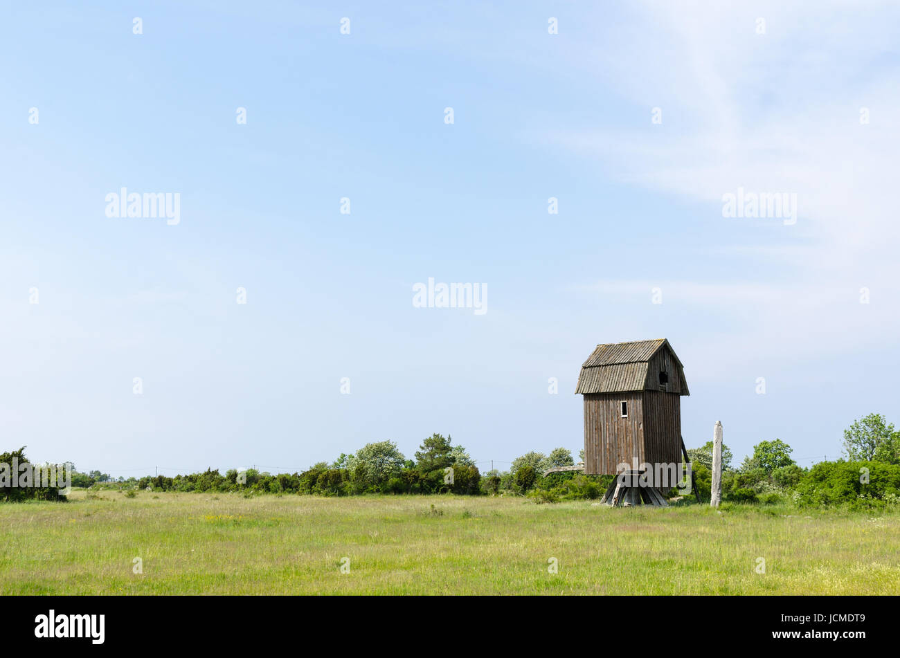 Hölzerne Windmühle Wrack auf der schwedischen Insel Öland Stockfoto