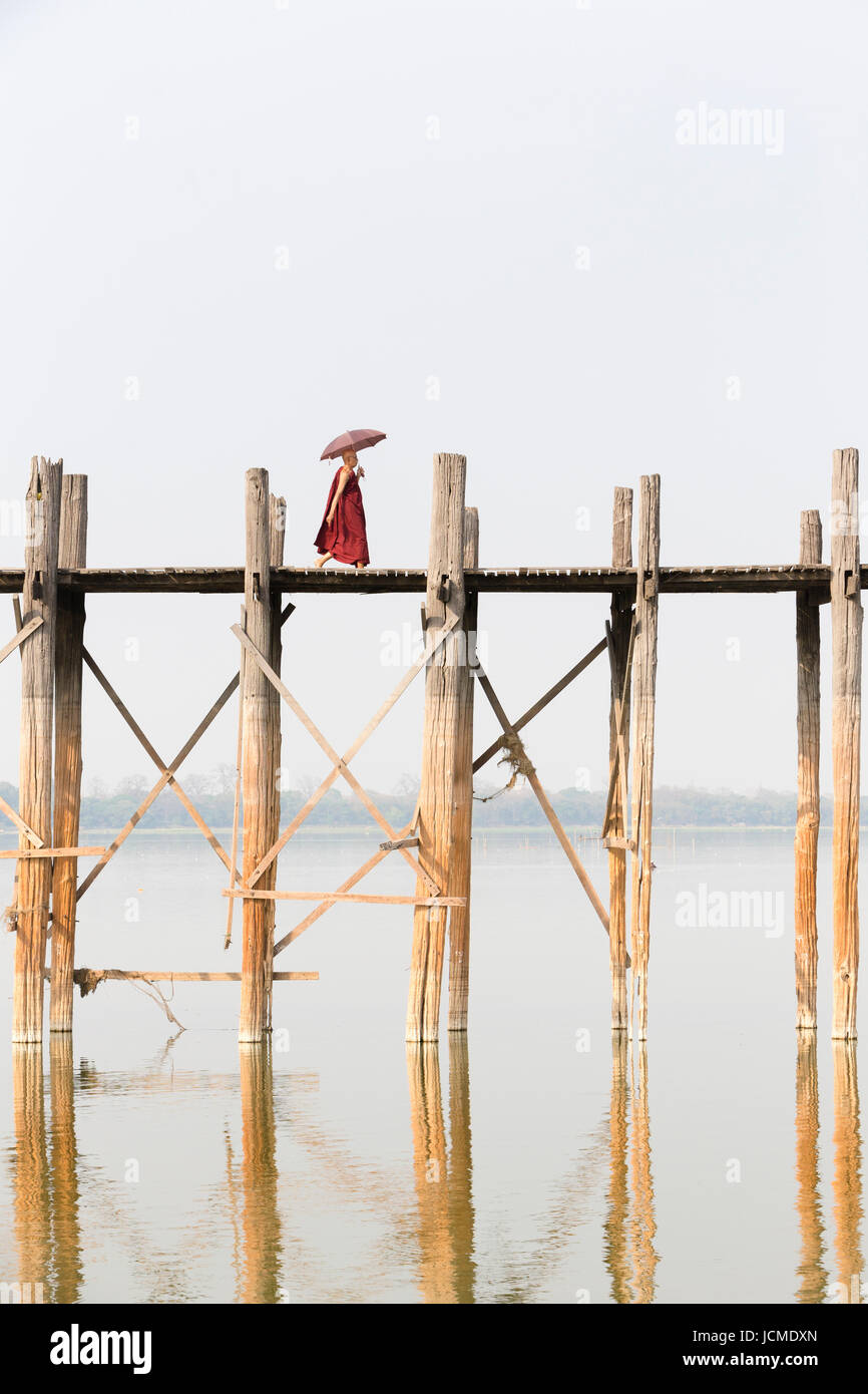 Mönch Kreuzung U Bein Brücke, Amarapura Taungmyo See, Region Mandalay, Myanmar Stockfoto