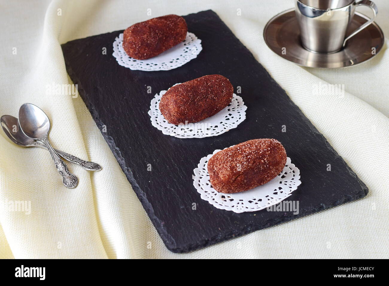 Hausgemachte Kuchen ohne Backen benannt Kartoffel auf einem schwarzen Fliesen. Selektiven Fokus Stockfoto