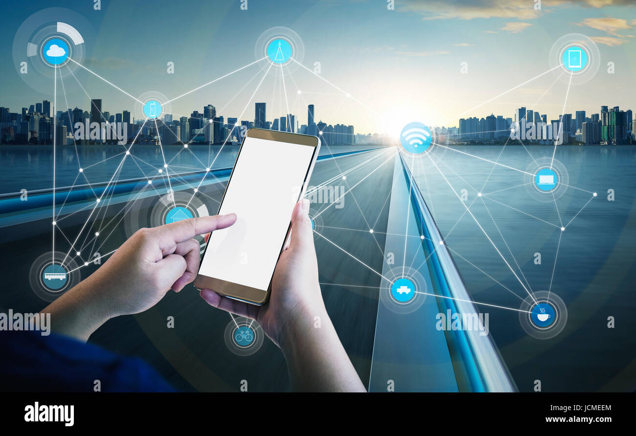 Unbekannte Frau mit Smartphone mit smart-City und drahtlose Kommunikation Netzwerk Hintergrund. Stockfoto