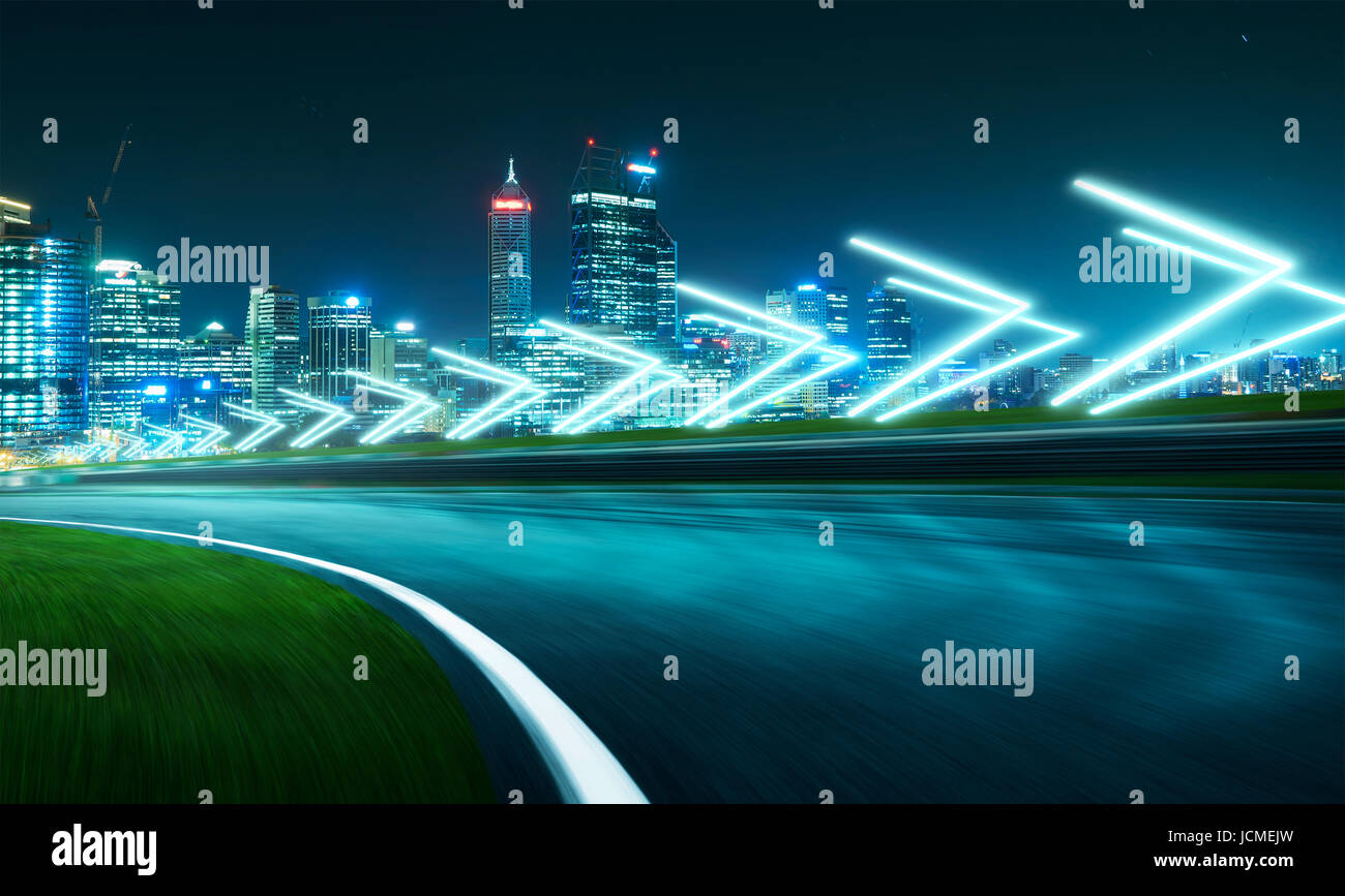 Bewegung verwischt Rennstrecke mit Stadt Skyline Hintergrund, Nacht-Szene kalte Stimmung. mit Pfeil Lichteffekte. Stockfoto