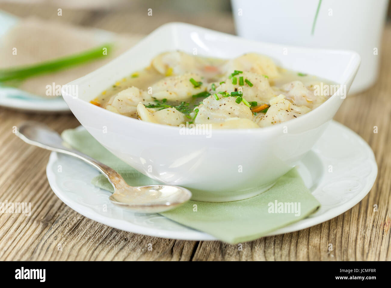 Schale Mit Russischen Pelmeni Italienischen Tortellini Mit Brühe Und Petersilie Nahaufnahme Auf Einem Holztisch Stockfoto