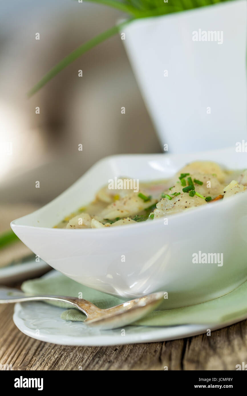 Schale Mit Russischen Pelmeni Italienischen Tortellini Mit Brühe Und Petersilie Nahaufnahme Auf Einem Holztisch Stockfoto