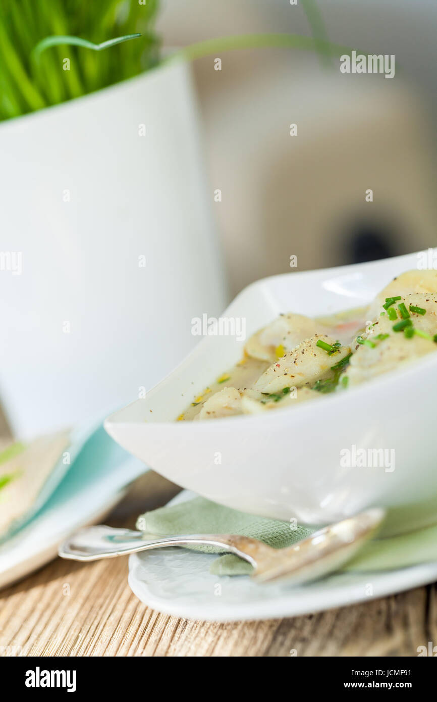 Schale Mit Russischen Pelmeni Italienischen Tortellini Mit Brühe Und Petersilie Nahaufnahme Auf Einem Holztisch Stockfoto
