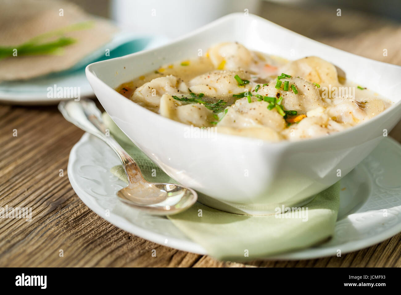 Schale Mit Russischen Pelmeni Italienischen Tortellini Mit Brühe Und Petersilie Nahaufnahme Auf Einem Holztisch Stockfoto