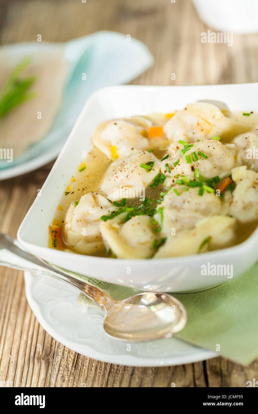 Schale Mit Russischen Pelmeni Italienischen Tortellini Mit Brühe Und Petersilie Nahaufnahme Auf Einem Holztisch Stockfoto