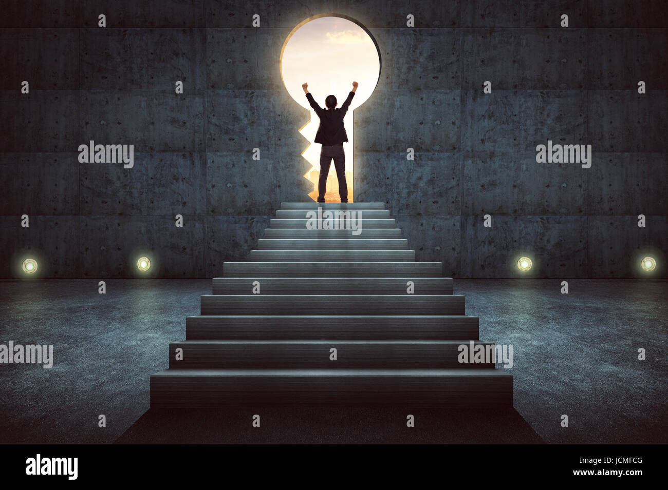 Sucess Geschäftsmann anfeuern Treppe Wand Sichtbeton mit Schlüsselloch Tür, Sonnenaufgang Szene Skyline im freien Blick auf die Stadt. Stockfoto
