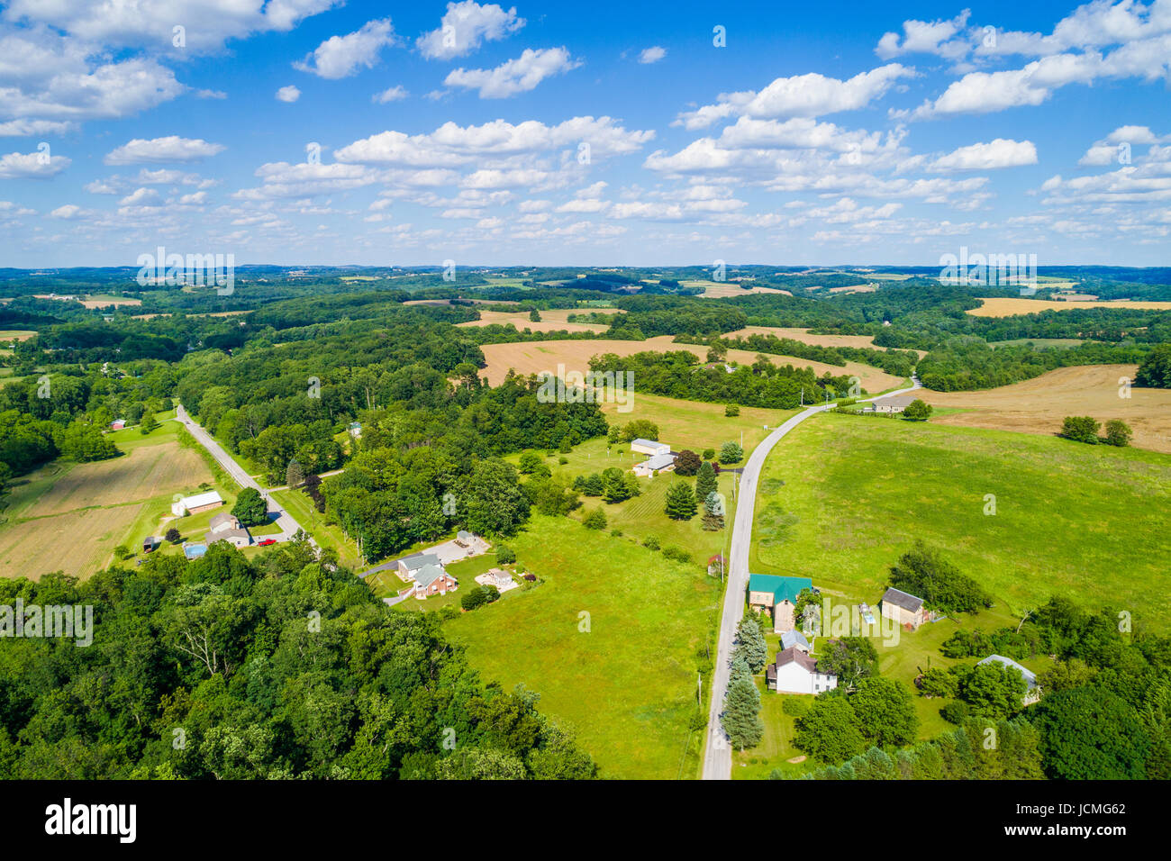 Blick auf Feldern und sanften Hügeln in York County, Pennsylvania. Stockfoto