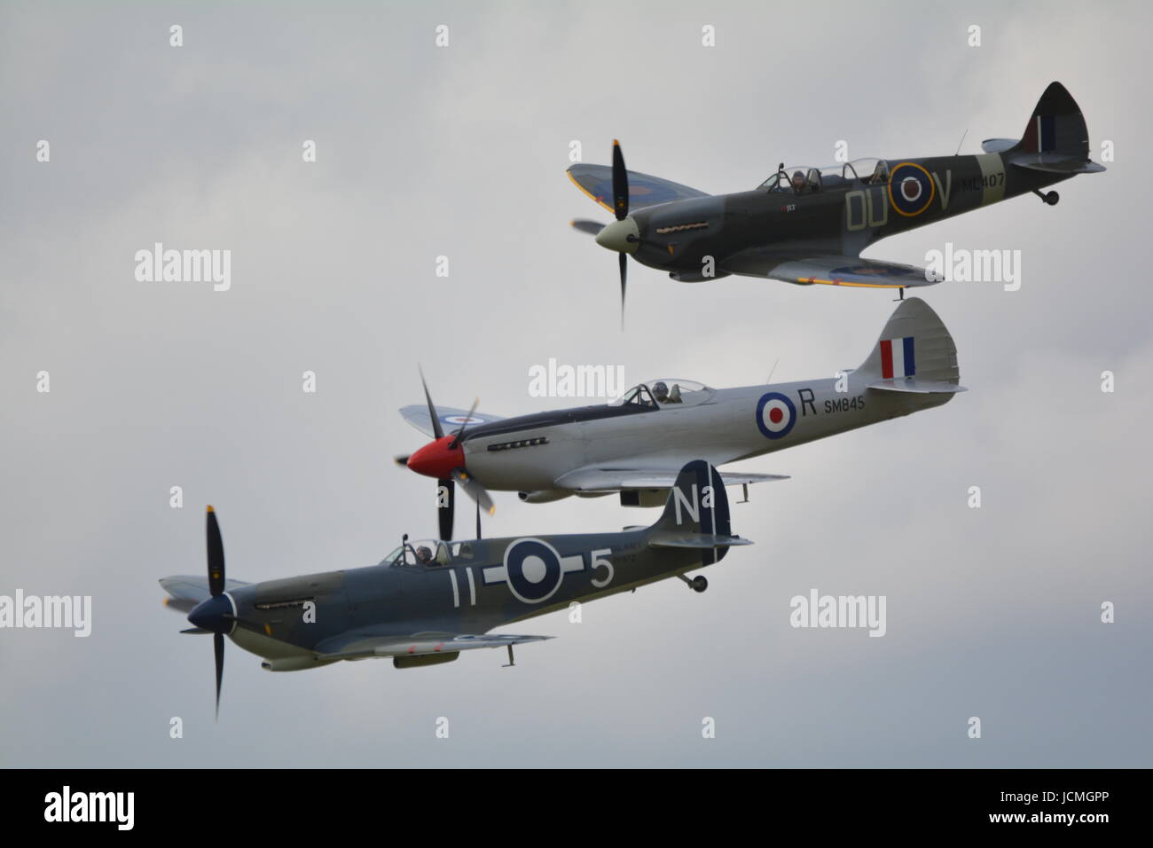 Supermarine Seafire Trio, Spitfires und Gruppe in Duxford Airshow Stockfoto