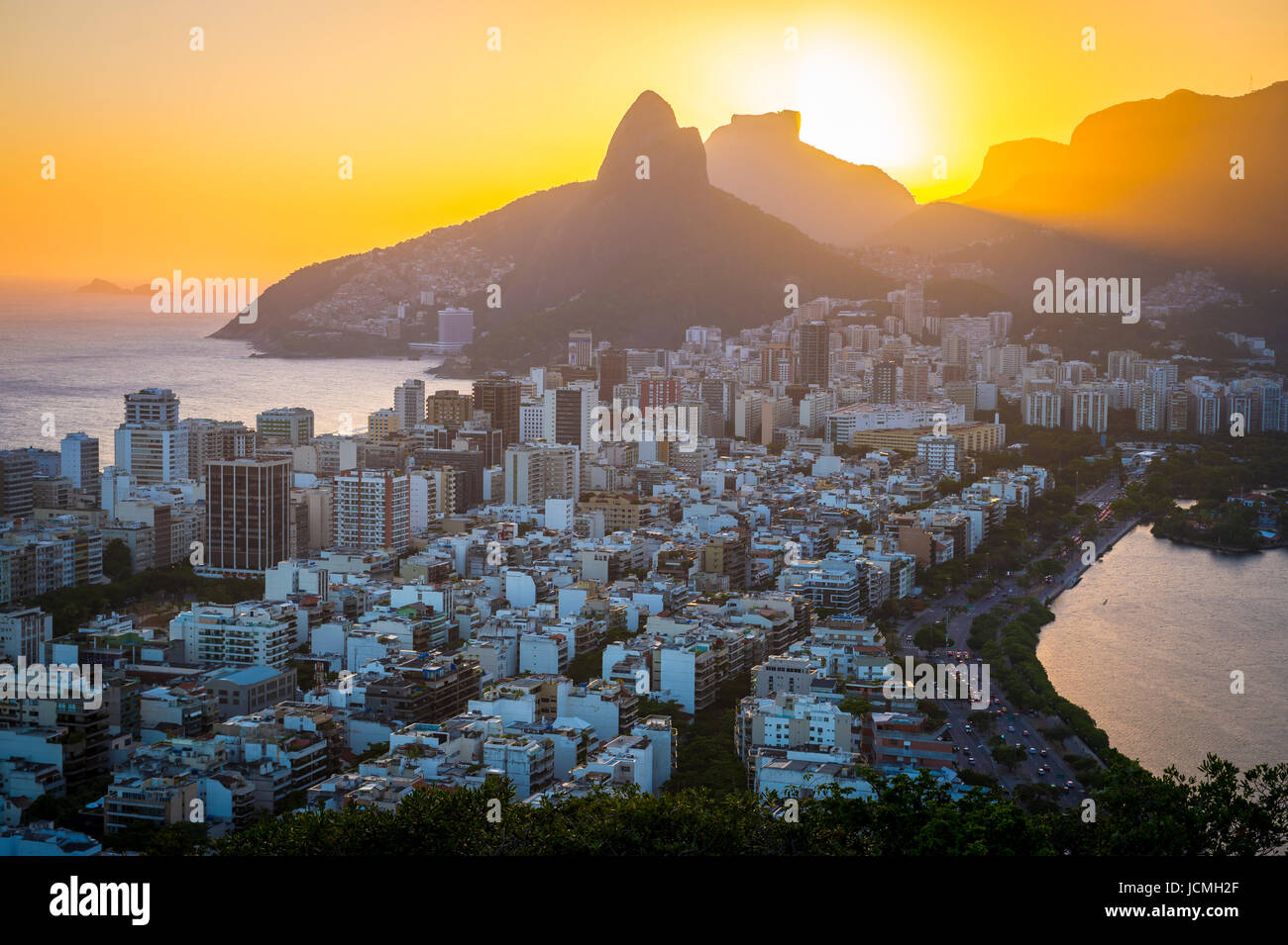 Eine dramatische Skyline-Blick auf Sonnenuntergang über Ipanema mit zwei Brüder Berg mit Blick auf den Atlantischen Ozean und Rodrigo de Freitas-Lagune Stockfoto