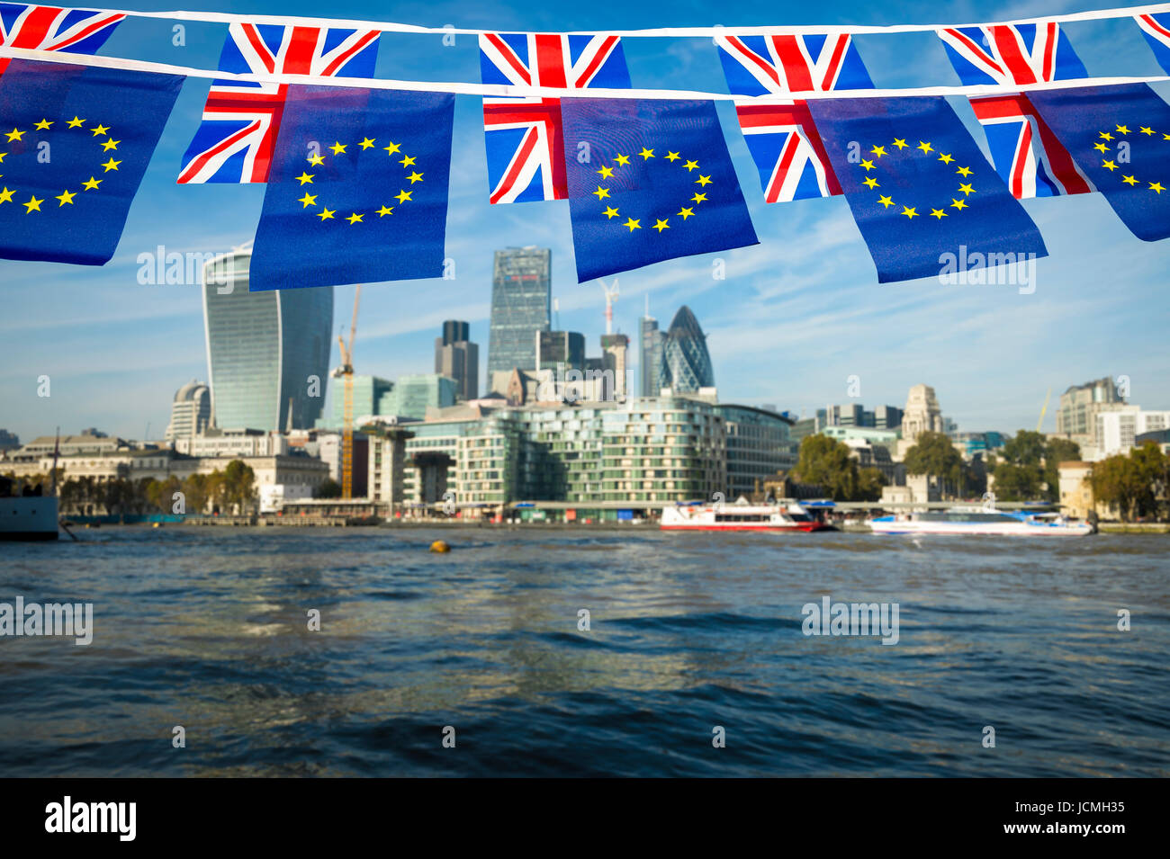 Europäische Union und Union Jack Bunting Fahnen über der Skyline von London des Finanzplatzes Stadt an der Themse Stockfoto