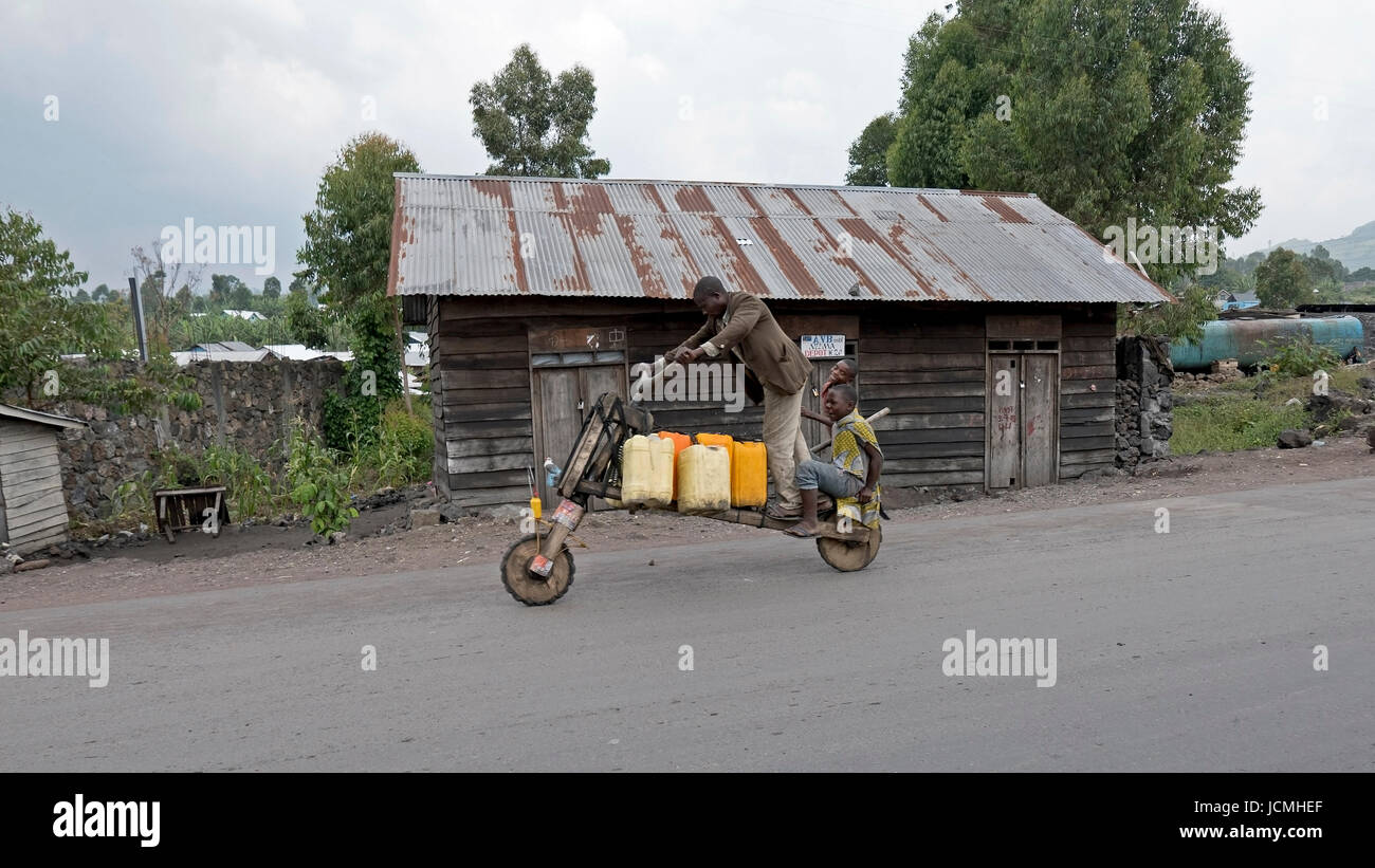 Chukudu, ein hölzernes Fahrrad im Virunga Nationalpark, Ost-Kongo Stockfoto