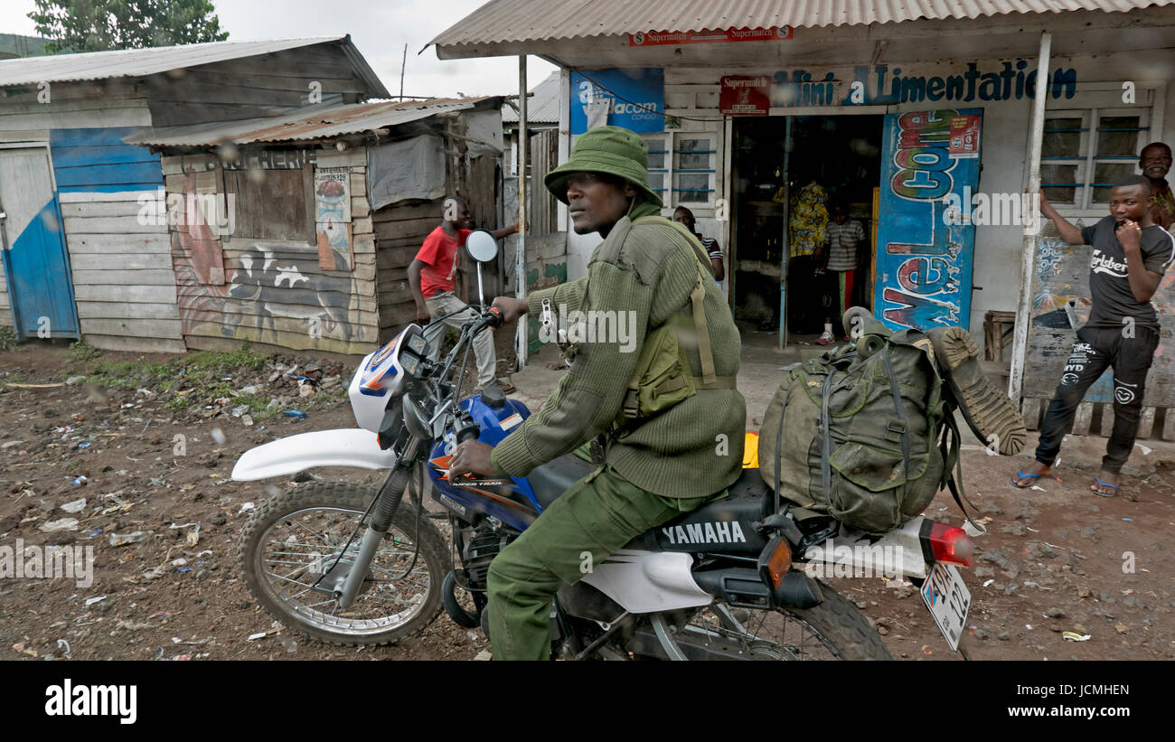 Ein bewaffneter Ranger im Virunga Nationalpark, Ost-Kongo Stockfoto