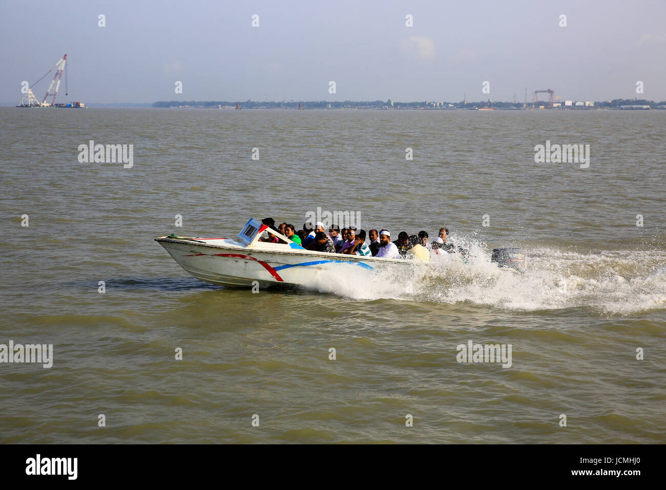 Menschen überqueren Sie den Fluss Padma auf Schnellbooten auf der Maowa-Kaorhakandi-Strecke ohne Schwimmwesten. Munshiganj, Bangladesch Stockfoto