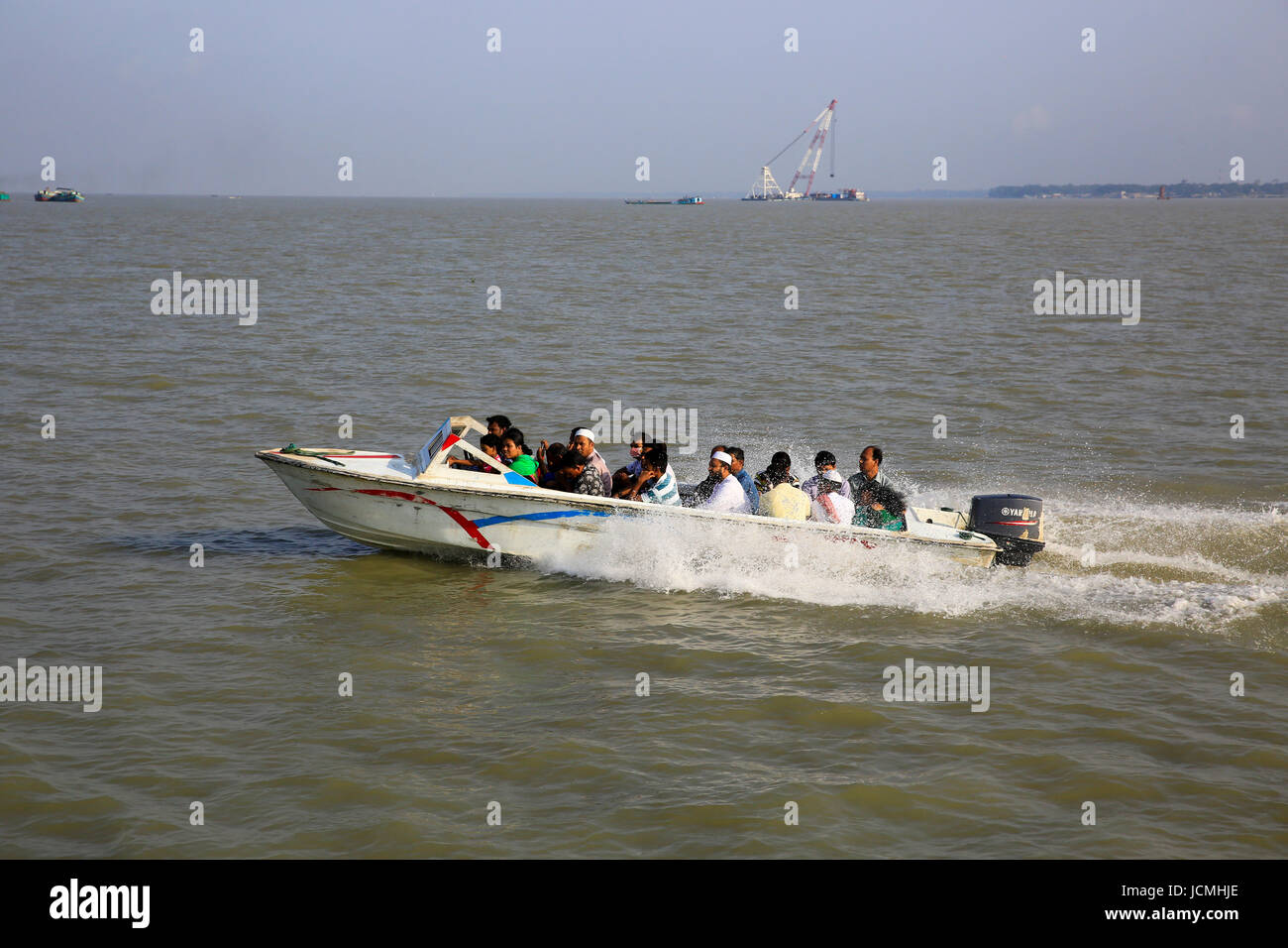 Menschen überqueren Sie den Fluss Padma auf Schnellbooten auf der Maowa-Kaorhakandi-Strecke ohne Schwimmwesten. Munshiganj, Bangladesch Stockfoto