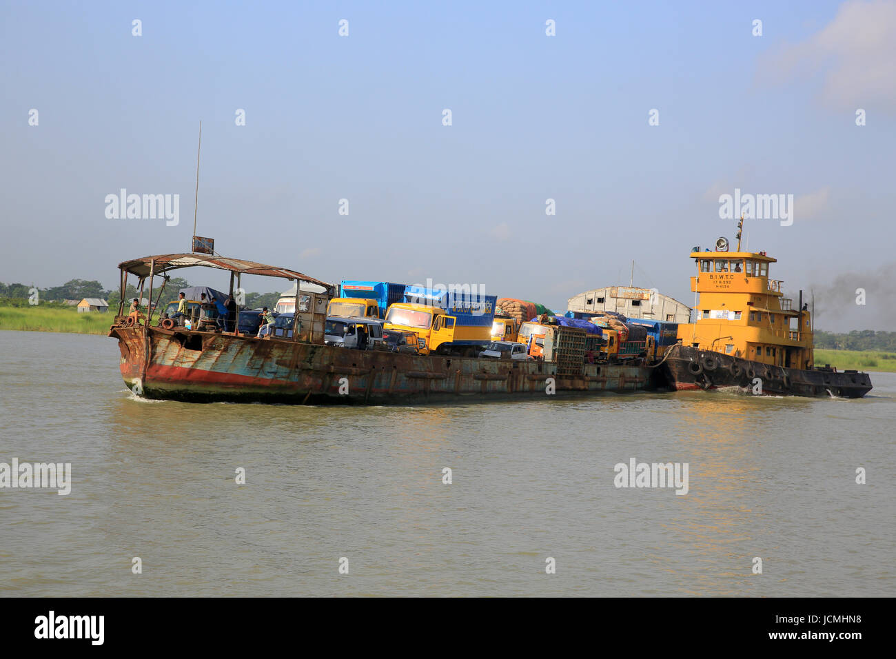 Bangladesh Inland Water Transport Corporation der (BIWTC) stumm Fähren trägt eine große Last auf seinem zerfetzten Körper über den mächtigen Padma-River. Munshigan Stockfoto