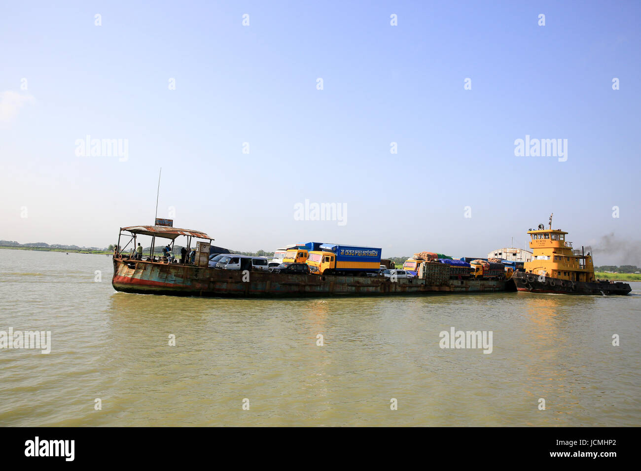 Bangladesh Inland Water Transport Corporation der (BIWTC) stumm Fähren trägt eine große Last auf seinem zerfetzten Körper über den mächtigen Padma-River. Munshigan Stockfoto