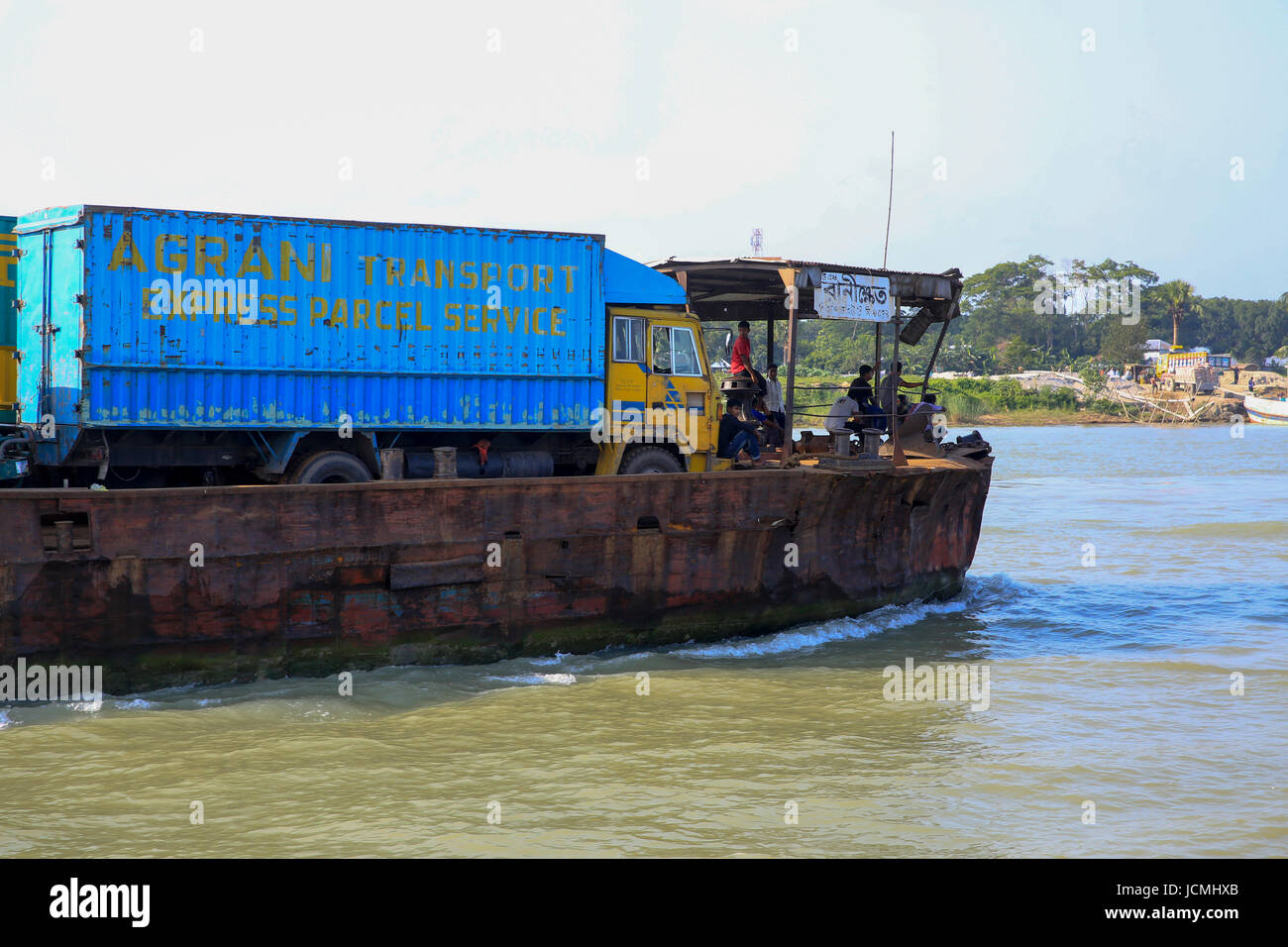 Bangladesh Inland Water Transport Corporation der (BIWTC) stumm Fähren trägt eine große Last auf seinem zerfetzten Körper über den mächtigen Padma-River. Munshigan Stockfoto