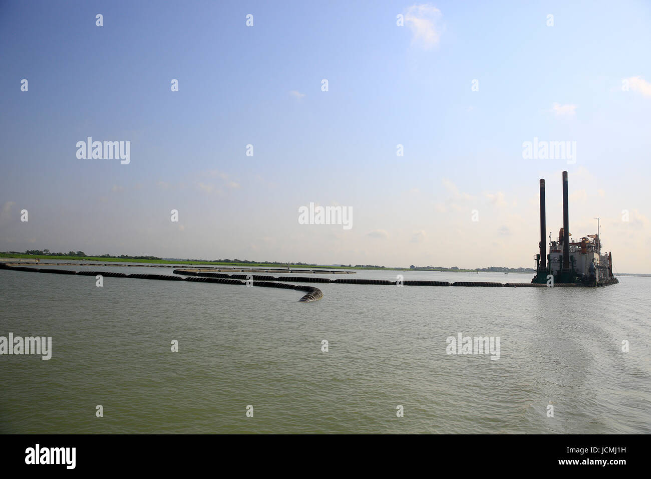 Schiff auf dem Fluss Padma Baggerarbeiten. Faridpur, Bangladesch Stockfoto