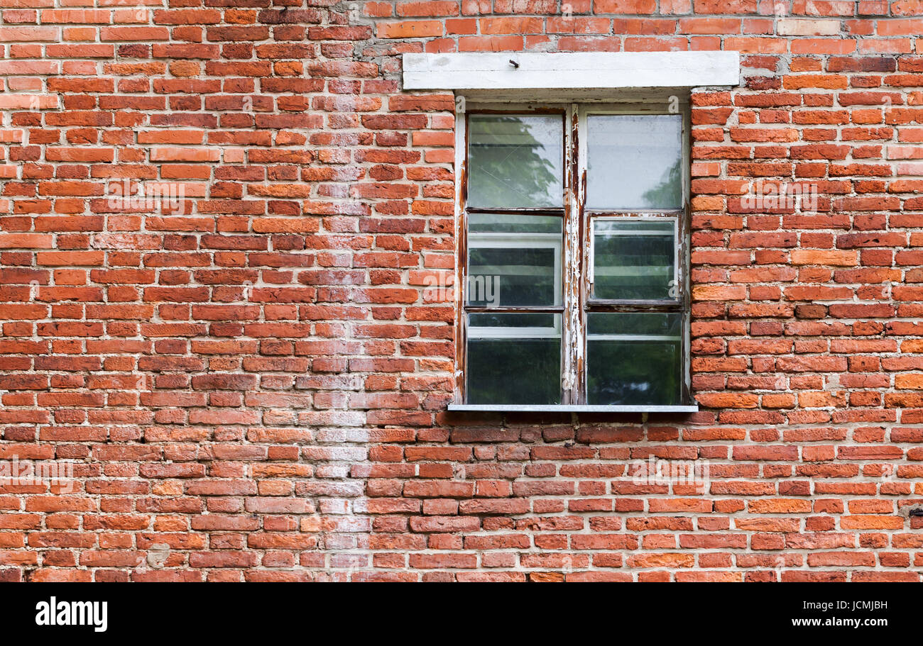 Fenster mit Holzrahmen in alte Ziegelmauer Hintergrundtextur Foto Stockfoto