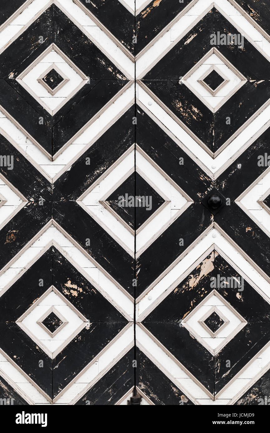 Holztor Fragment mit schwarzen und weißen geometrisch, vertikale Hintergrundtextur Foto, Vorderansicht Stockfoto