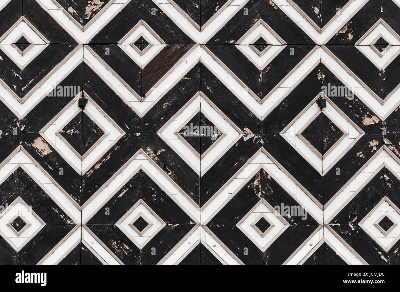 Holztor Fragment mit geometrischen schwarz-weiß Muster, Foto Hintergrundtextur, Vorderansicht Stockfoto