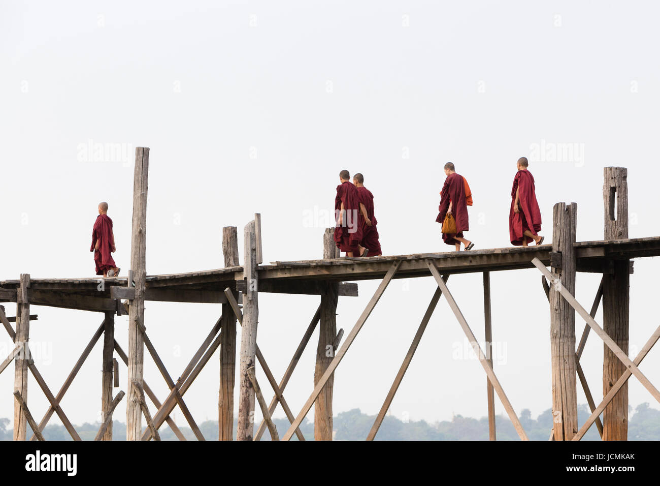 Mönche, die Kreuzung U Bein Brücke, Amarapura Taungmyo See, Region Mandalay, Myanmar Stockfoto