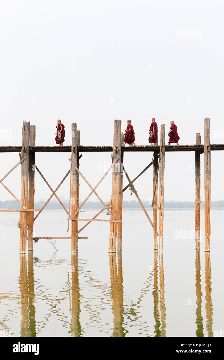 Mönche, die Kreuzung U Bein Brücke, Amarapura Taungmyo See, Region Mandalay, Myanmar Stockfoto