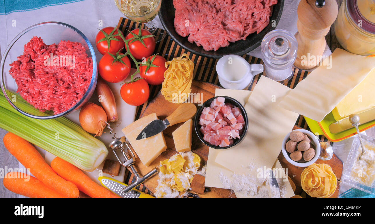 Top-down-Ansicht der Zutat für Bolognese-Soße für Lasagne, Tortellini, Bandnudeln Stockfoto