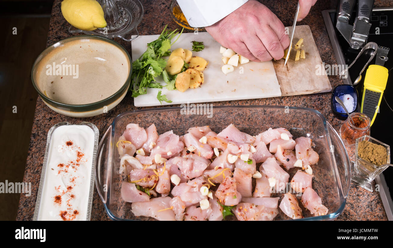 Ein Chicken Tikka Masala mit indischen Gewürzen die Marinade vorbereiten: Zuschnitt Ingwer Stockfoto