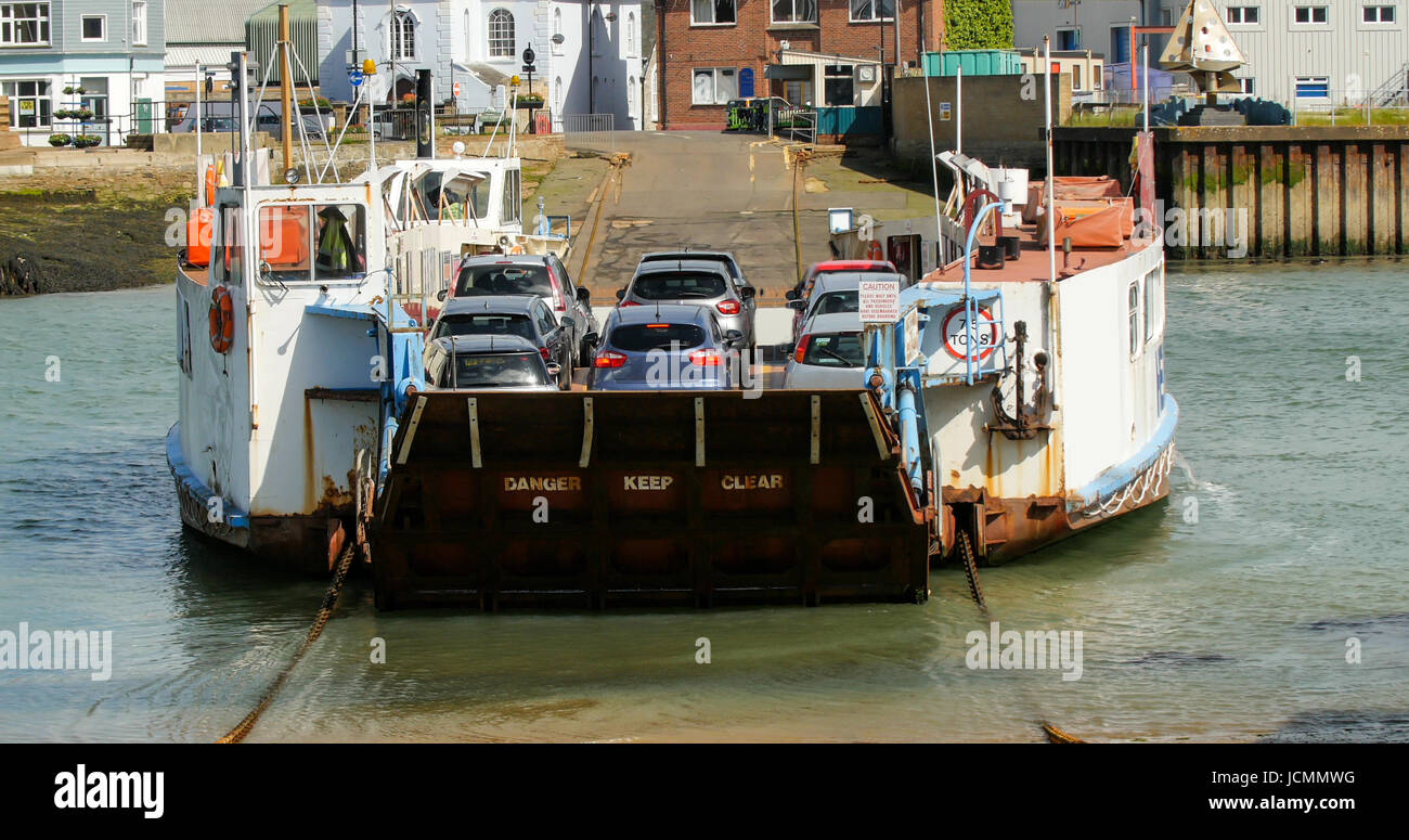 Kette-Fähre über einen Fluss verbindet die beiden Seiten der Stadt Cowes Stockfoto