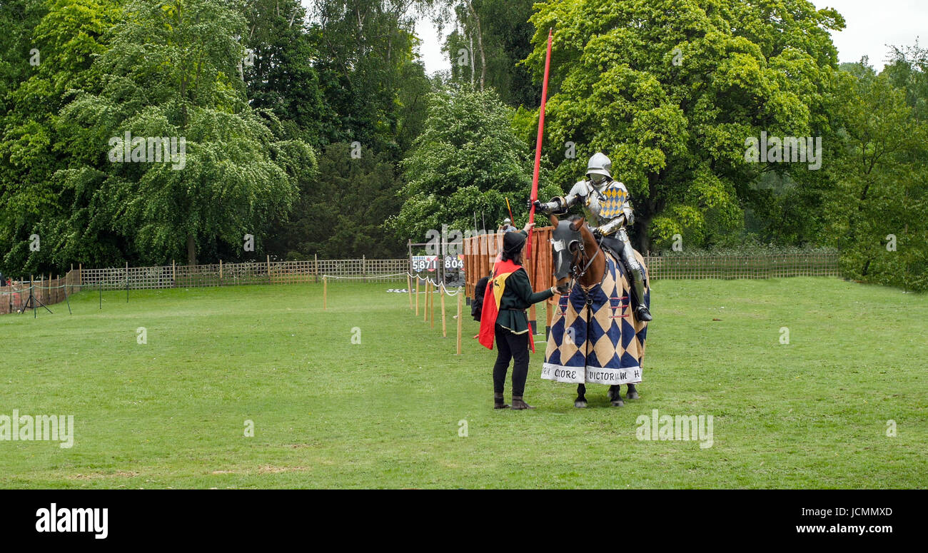 Blick auf eine mittelalterliche Ritter und Pferd in Rüstung und Tracht, die Vorbereitung auf ein Turnier Stockfoto
