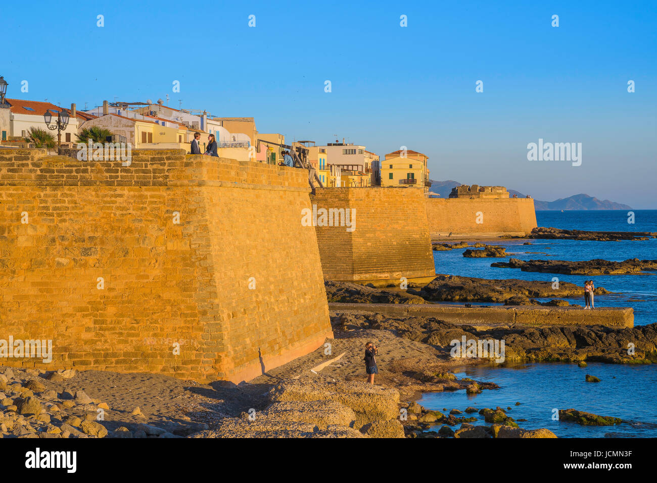 Alghero Sardinien Wand, Blick auf die immense Ufermauer- oder Bastioni - aus dem 14. Jahrhundert auf der westlichen Seite von Alghero im Norden Sardiniens. Stockfoto