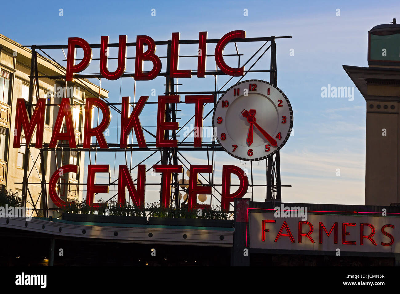 SEATTLE, USA - 25. März 2016: Pike Place Market am 25. März 2014 in Seattle, USA. Pike Place öffentlichen Markt Zeichen bei Sonnenuntergang. Stockfoto
