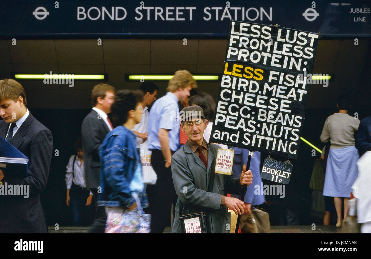 Stanley grün, die Protein-Mann mit seinem Plakat in der Oxford Street, London in den frühen 1980er Jahren Stockfoto