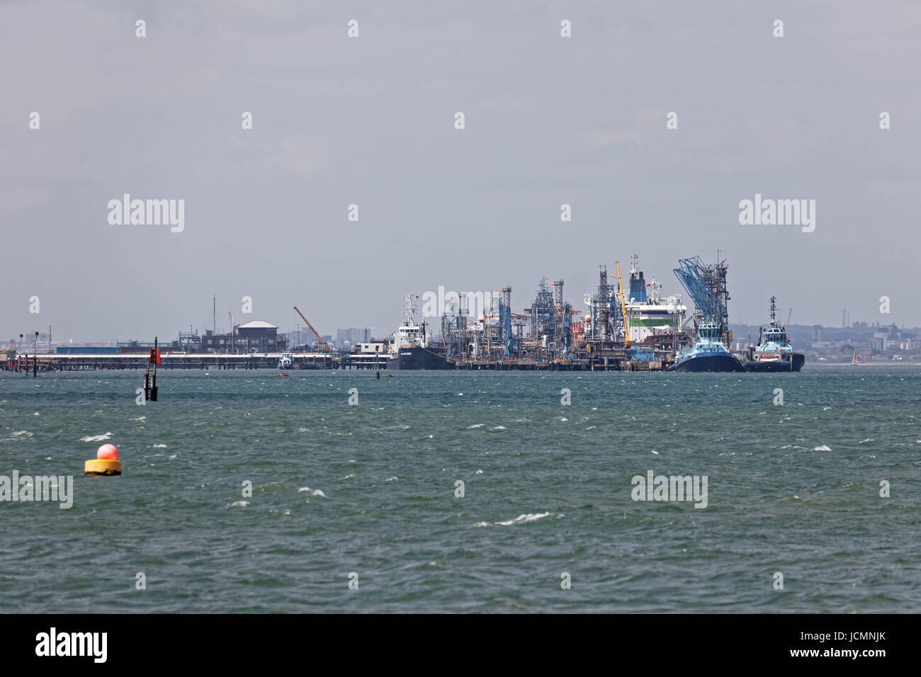 Südlichen Aspekt der UKs größte Raffinerie - Fawley Raffinerie marine Terminal mit Tankern und Schlepper Stockfoto