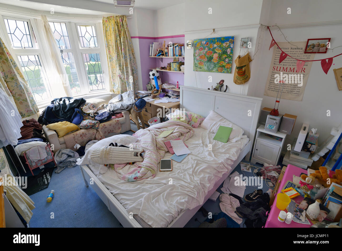 Unordentlich Teenager Schlafzimmer. England. UK Stockfoto
