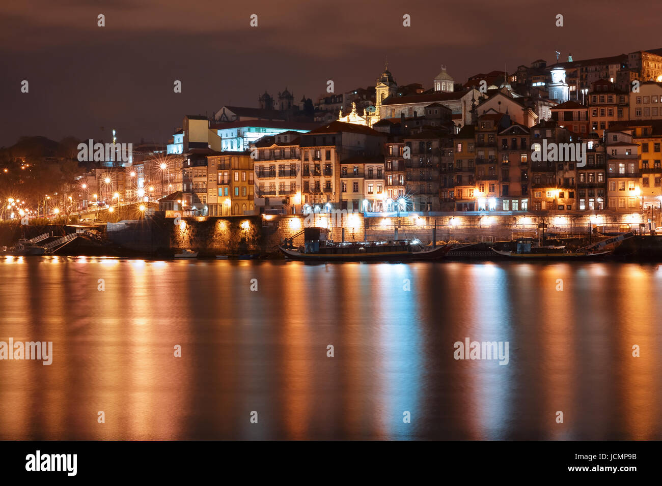 Altstadt von Porto in der Nacht, Portugal. Stockfoto