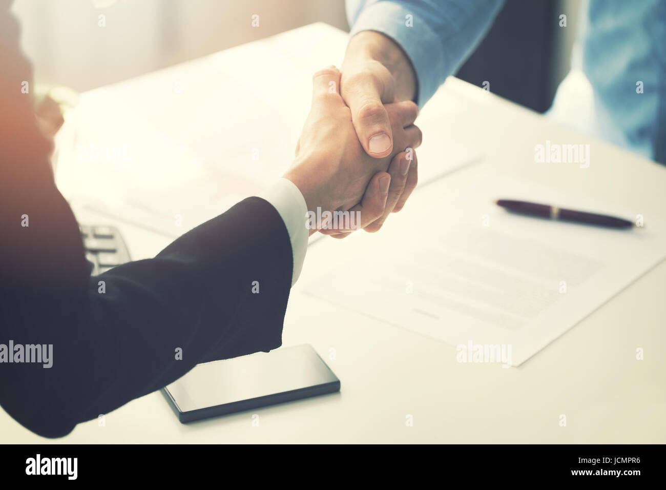 Geschäft Leute Handshake nach Vertragsunterzeichnung Partnerschaft Stockfoto