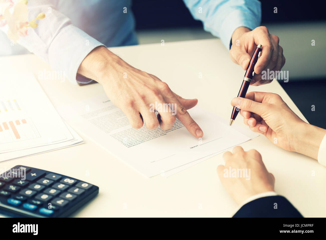 Business-Leute unterzeichnen Partnerschaftsvertrag im Büro Stockfoto