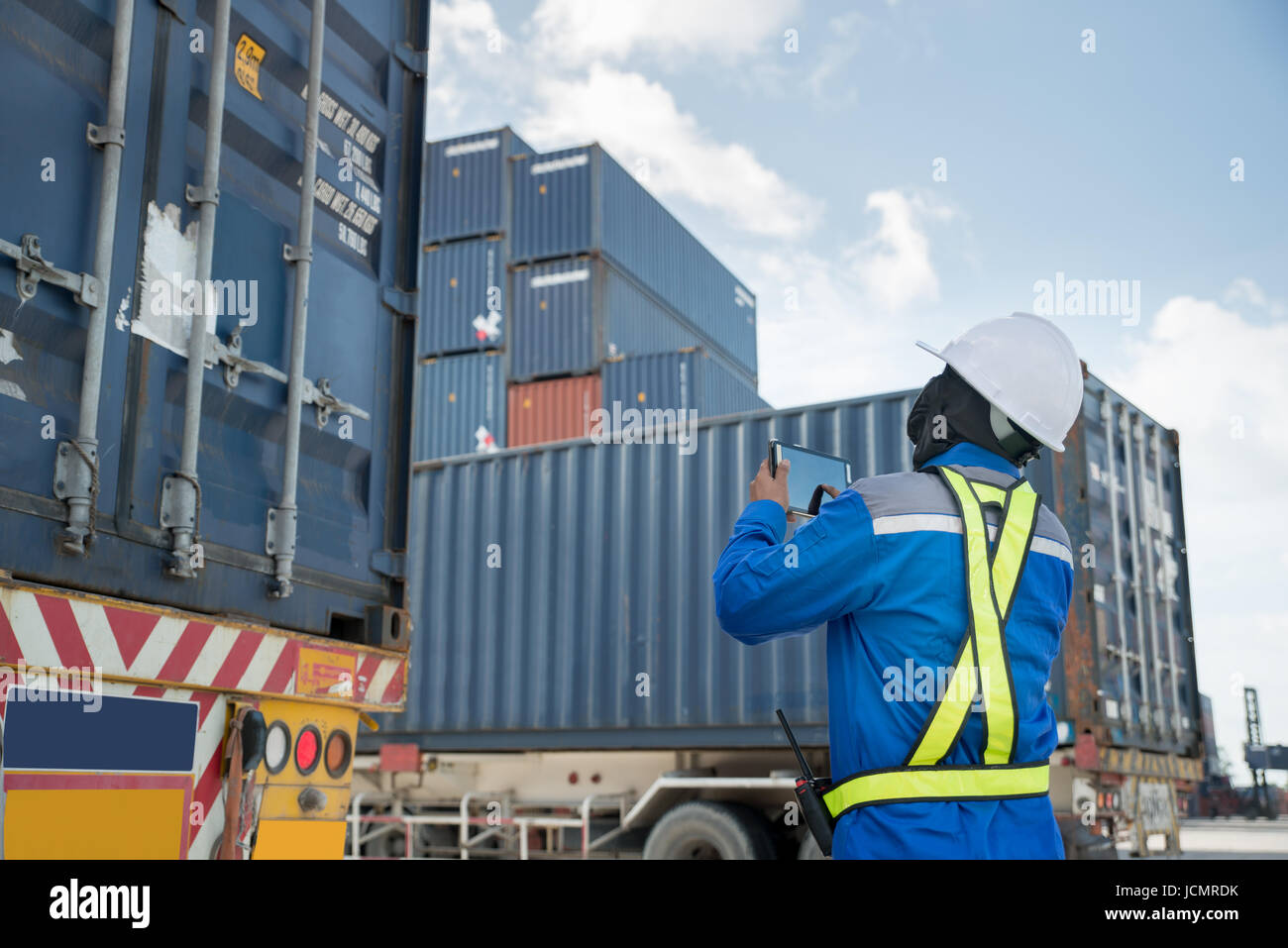 Vorarbeiter-Steuerelement laden Container Box aus Cargo LKW für Logistik Export Hintergrund importieren. Stockfoto