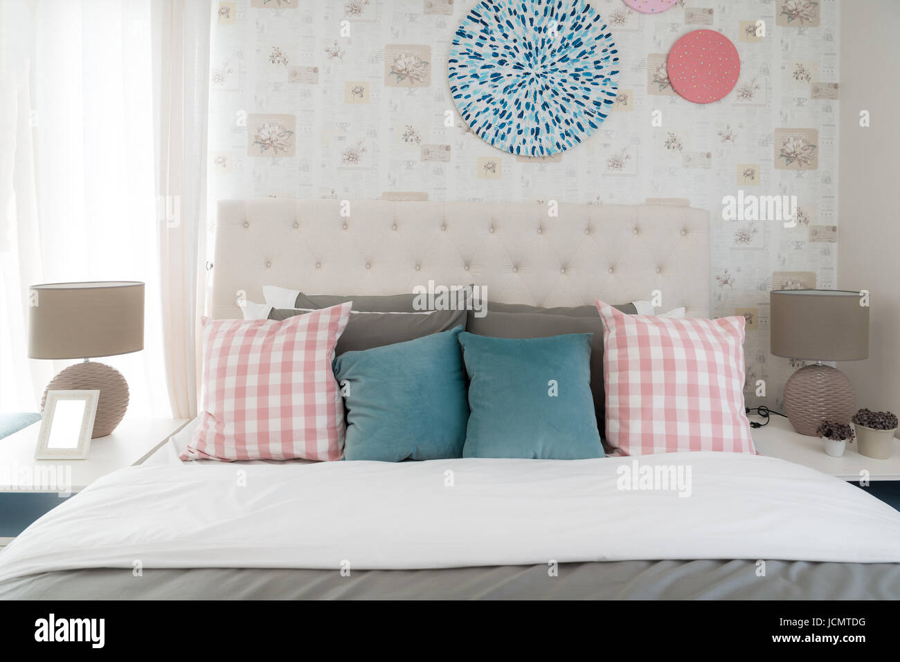 Innere des weißen Schlafzimmer mit Doppelbett und Farbe Kissen zu Hause. Stockfoto