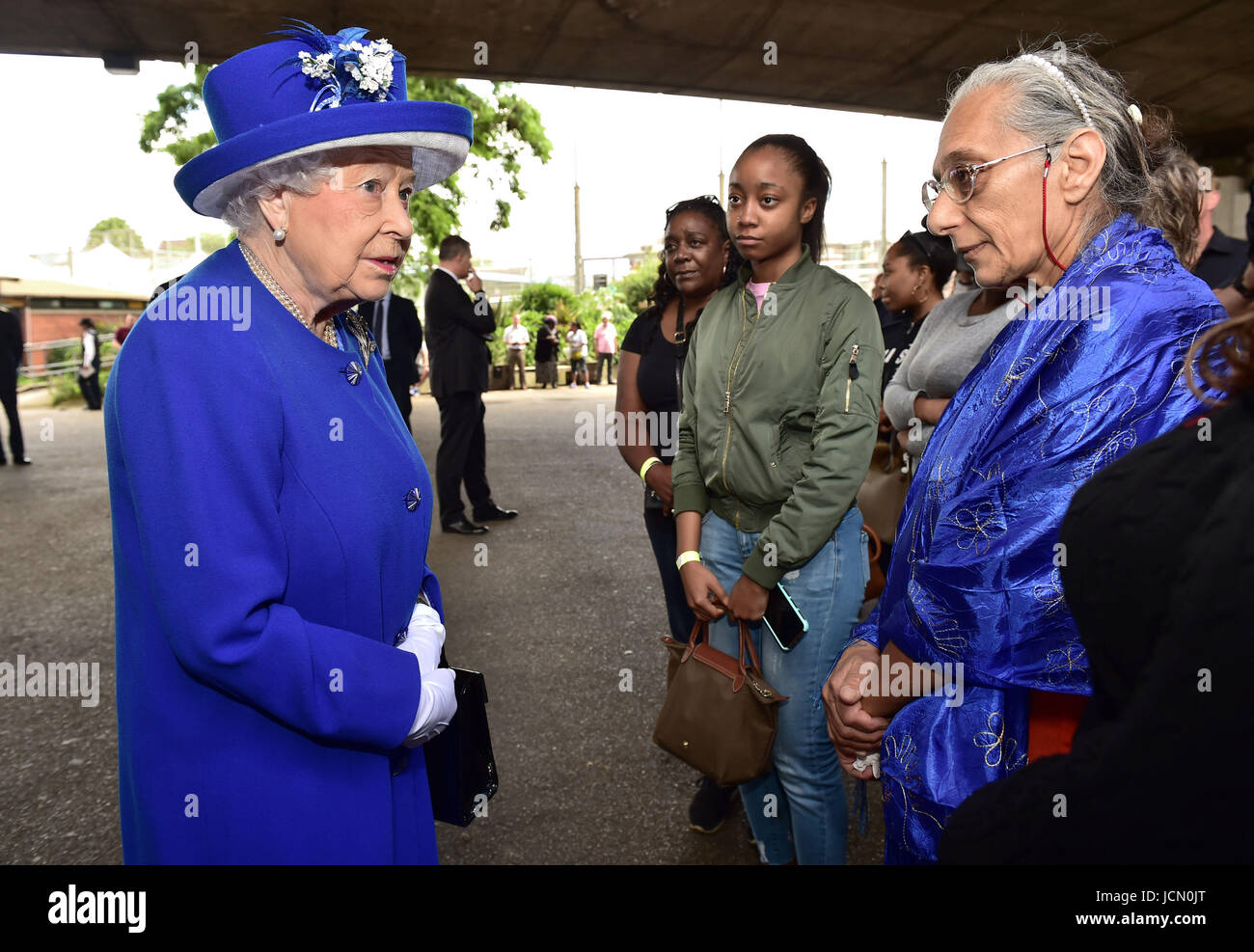 Königin Elizabeth II trifft Mitglieder der Gemeinschaft das Feuer bei Grenfell Turm im Westen Londons betroffen, während eines Besuchs in der Westway Sportzentrum Notunterkünfte für diejenigen zur Verfügung stellt, die in der Katastrophe obdachlos gemacht haben. Stockfoto