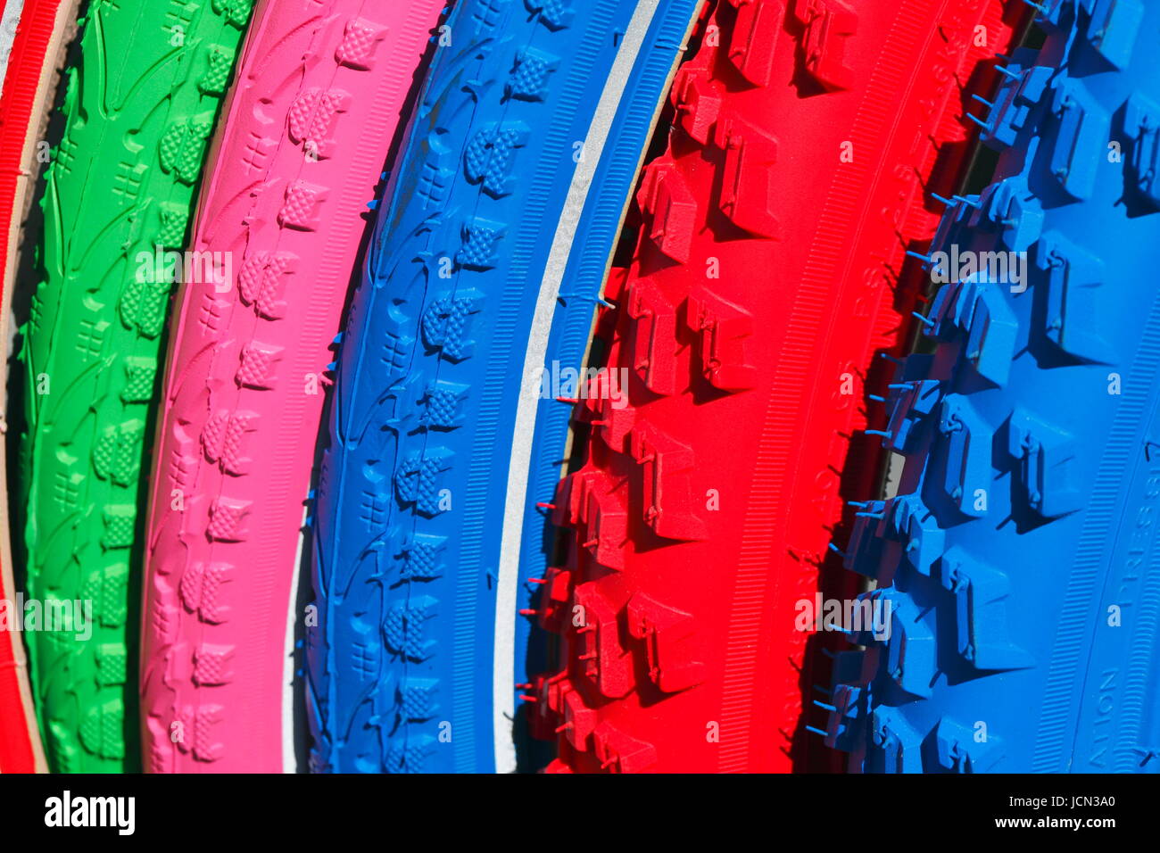 Bunte Fahrrad Reifen, Rubber Profil, Deutschland, Europa Stockfotografie -  Alamy