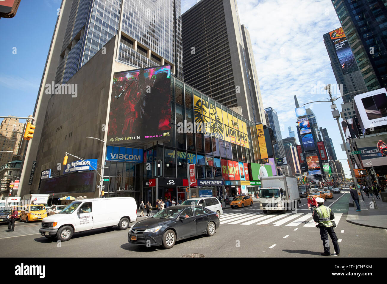 eine Astor Plaza beherbergt das Minskoff Theater und Playstation Theater Times Square New York City USA Stockfoto