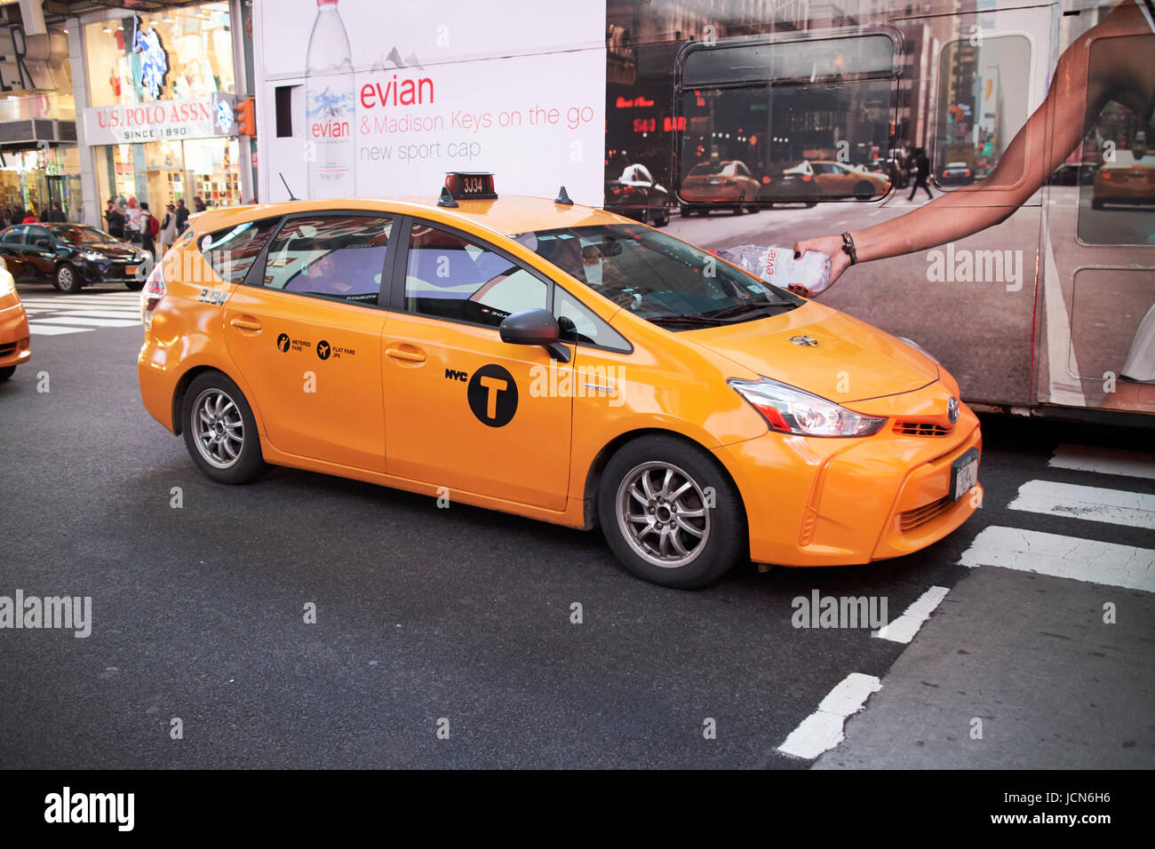 Toyota Prius V yellow cab am Abend am Times Square in New York City USA Stockfoto